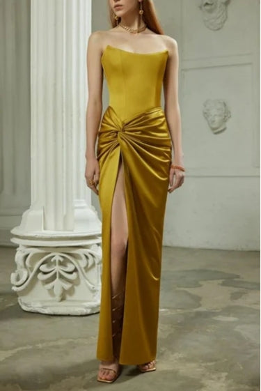 Vestido de fiesta con corsé sin tirantes y abertura